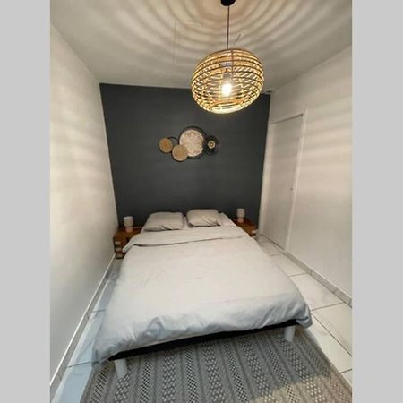 Le Petit Pelet: Historic Centre Retreat with Wi-Fi and Netflix Apartment Niort Exterior photo
