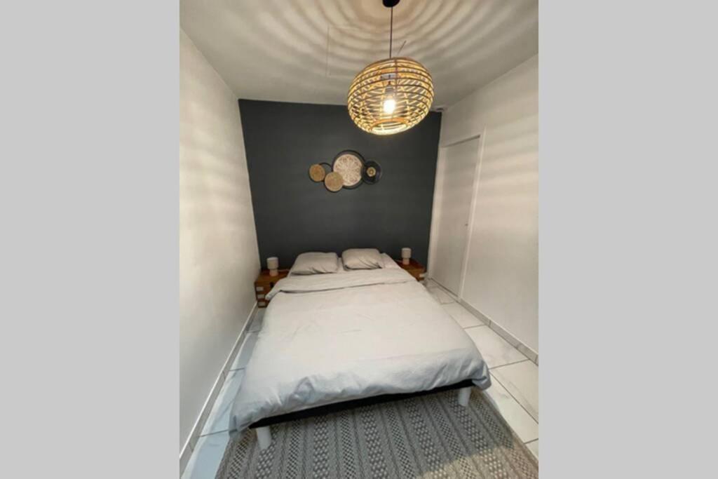 Le Petit Pelet: Historic Centre Retreat with Wi-Fi and Netflix Apartment Niort Exterior photo