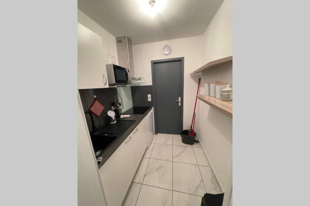 Le Petit Pelet: Historic Centre Retreat with Wi-Fi and Netflix Apartment Niort Exterior photo